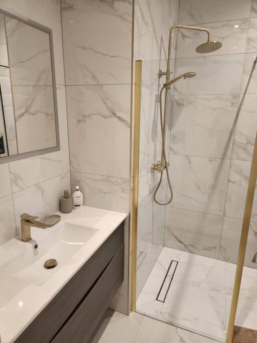 Newly Refurbished 2 Bed Apartment In Paddington London Exterior photo
